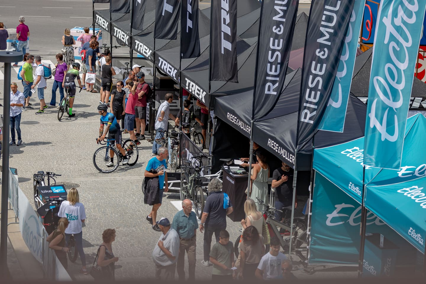 Visitatori tra gli stand e i gazebo dei marchi nell'area expo di BikeUP